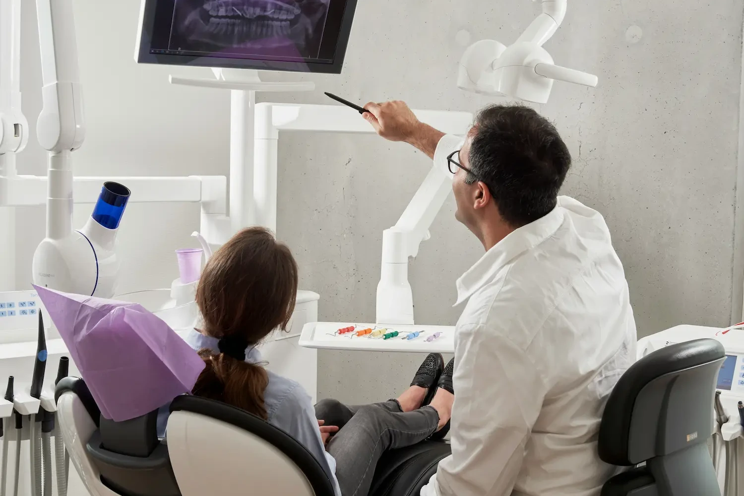 Emergency dentist in Springhurst, Louisville KY delivering walk-in emergency dental treatment