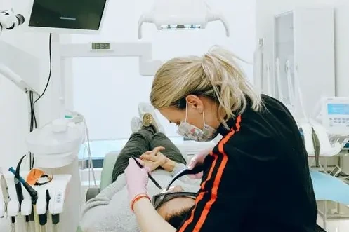Emergency dentist in The Highlands, Louisville KY providing urgent same-day dental treatment